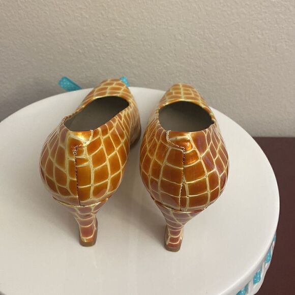 🦒🦒Unique Bandolino  Made in Spain Copper and White design!! - Picture 6 of 9